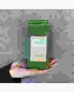 grüner teebeutel, etikette vorne drauf