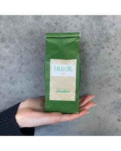 grüner teebeutel, etikette vorne drauf