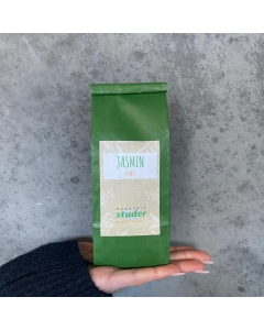 grüner teebeuter, etikette vorne drauf